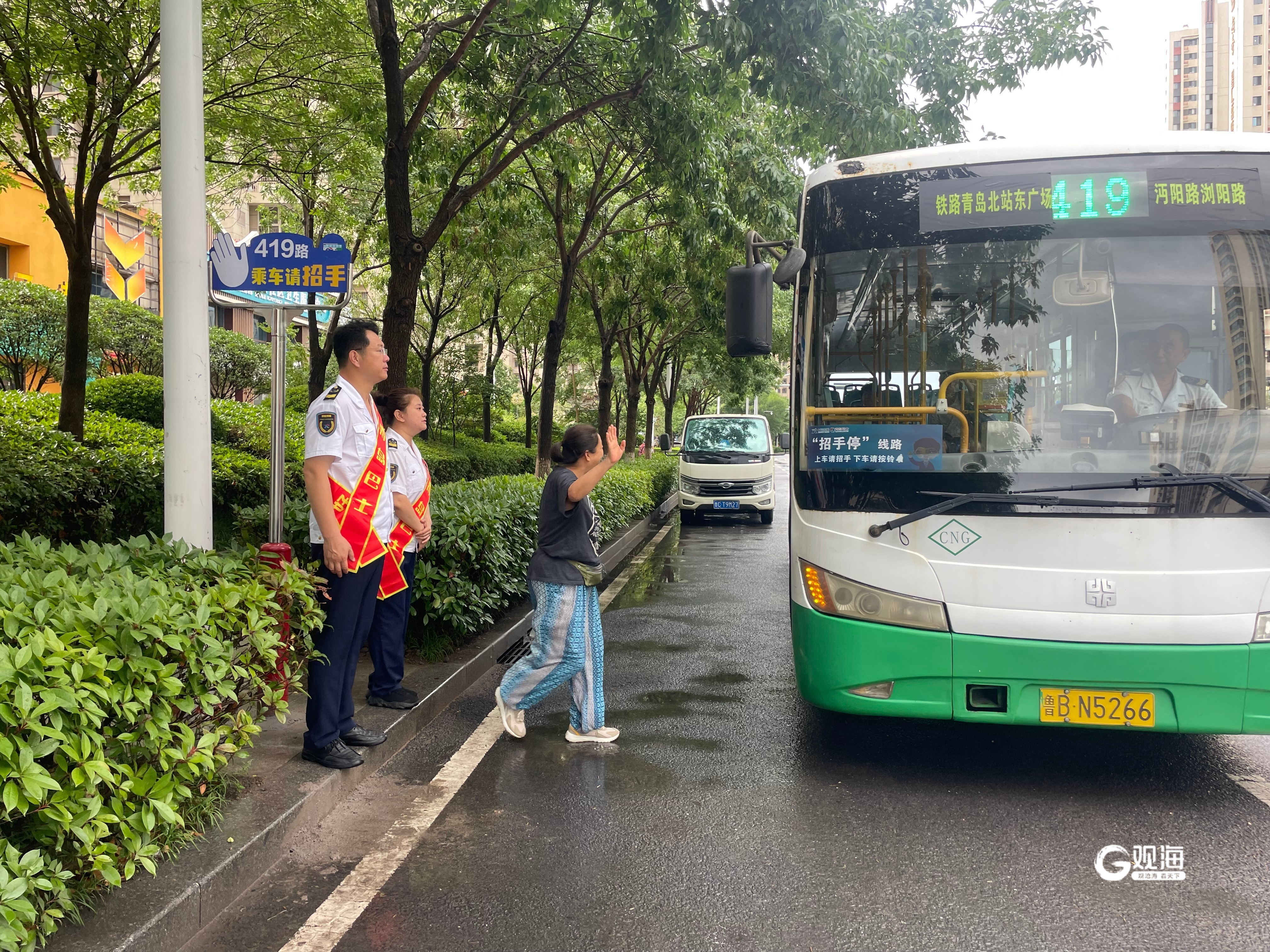 公交车最新动态揭秘，巷弄深处的特色公交之旅