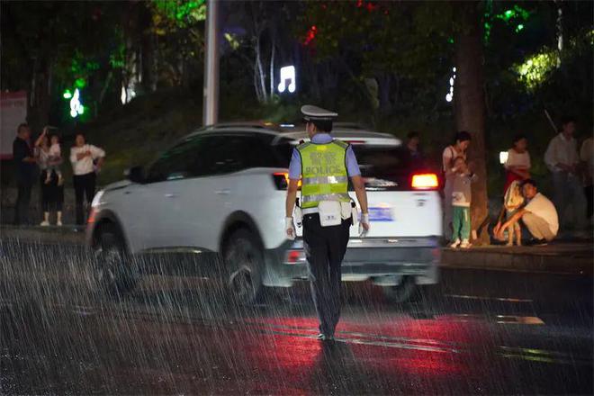 青海交通事故最新报道，事故现场与小巷美食的意外邂逅